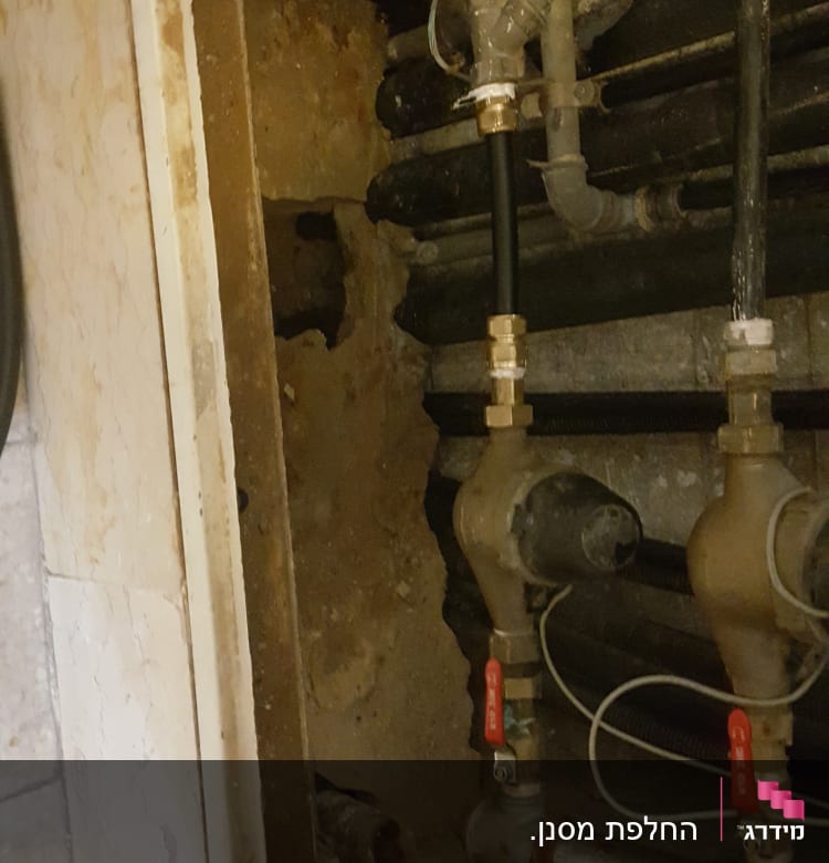 צינורות מים וברזים במערכת אינסטלציה